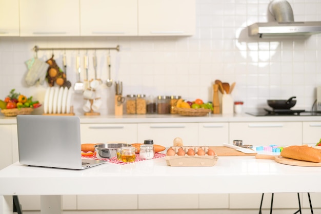 Ingrédients aliments préparés pour cuisiner dans la cuisine à la maison