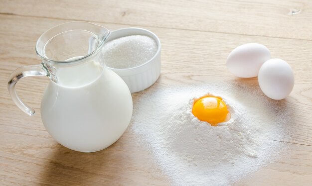 Ingrédients de base pour le pain sucré sur la table