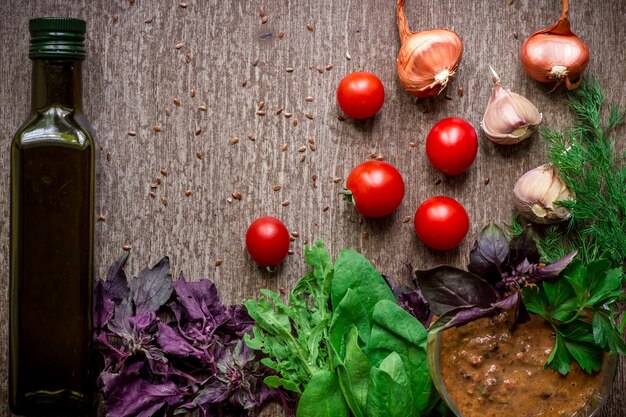 Ingrédients biologiques frais pour la fabrication de sauce épinards tomates germes basilic huile d'olive sur fond rustique ...