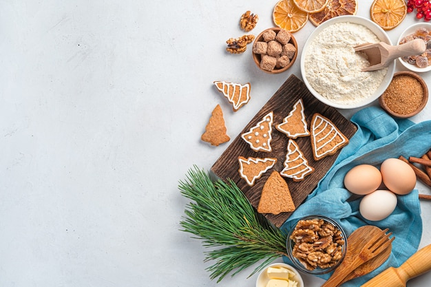 Ingrédients de biscuits au gingembre et une branche de pin sur fond gris