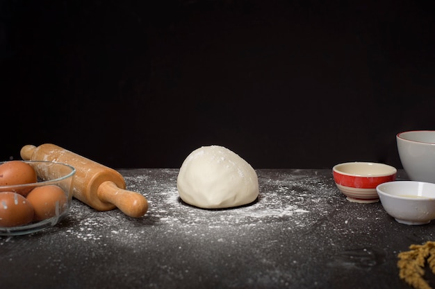 Ingrédients de boulangerie sur table en bois noir