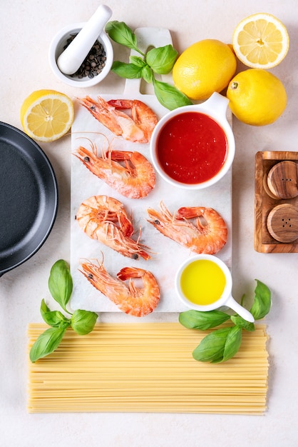 Ingrédients crus pour la cuisson: crevettes crevettes pâtes italiennes spaghetti