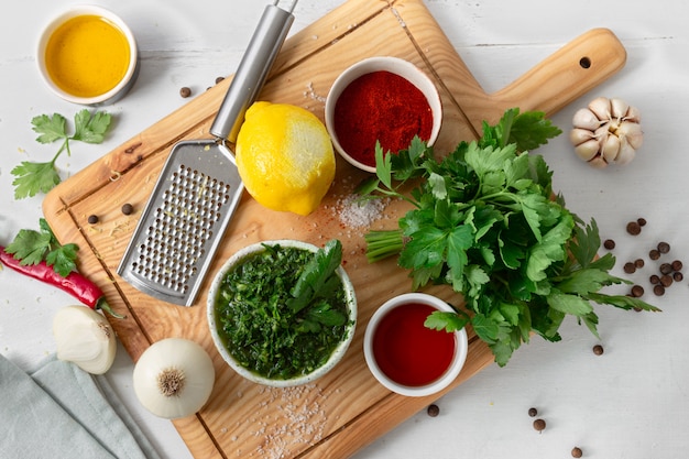 Ingrédients crus pour la cuisson de la sauce Chimichurri verte