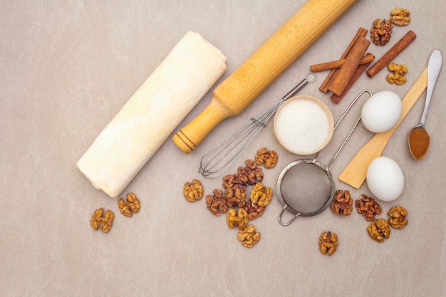 Ingrédients crus pour la tarte aux noix. Concept de cuisson cuisson sur surface en pierre, vue de dessus.