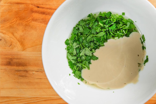 Ingrédients crus Prêts à cuisiner Recette de ragoût de poulet Cuisine européenne cuisinée avec une garniture de champignons petits oignons et ohter