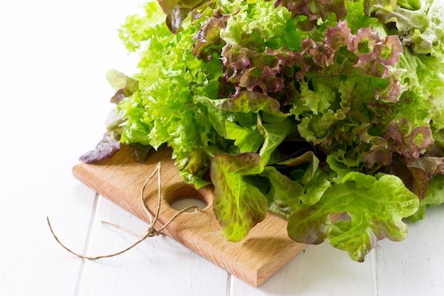 Ingrédients cuisant pour la salade d'été sur une table de cuisine blanche Espace de copie