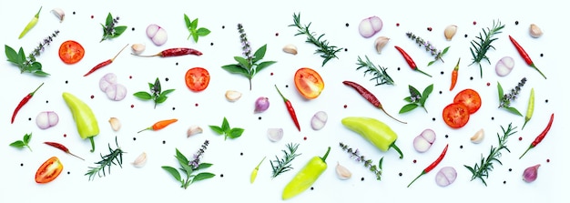 Ingrédients de cuisine, divers légumes frais et herbes sur fond blanc. Concept d'alimentation saine