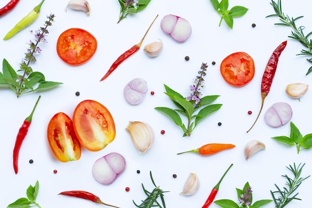 Ingrédients de cuisine Divers légumes frais et herbes sur fond blanc