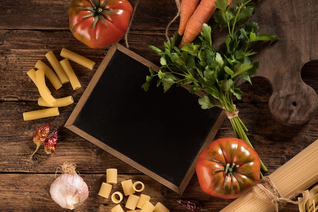 Ingrédients de cuisine italienne. Pâtes, légumes. Vue de dessus avec espace de copie