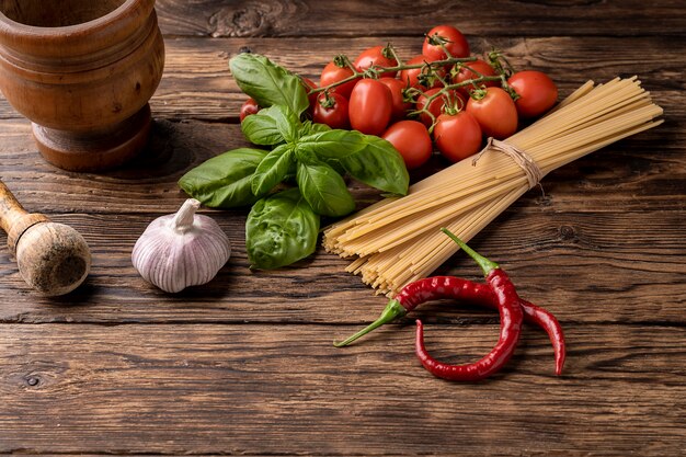 Ingrédients de la cuisine italienne pour pâtes avec sauce