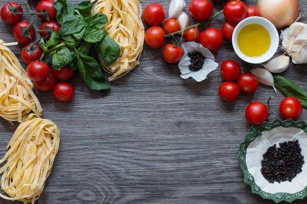 Ingrédients de cuisine italienne pour les pâtes à la tomate