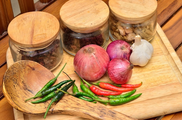 Ingrédients de cuisine. Épices et herbes à l'oignon et à l'ail sur planche de bois