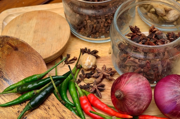 Ingrédients de cuisine. Épices et herbes à l'oignon et à l'ail sur planche de bois