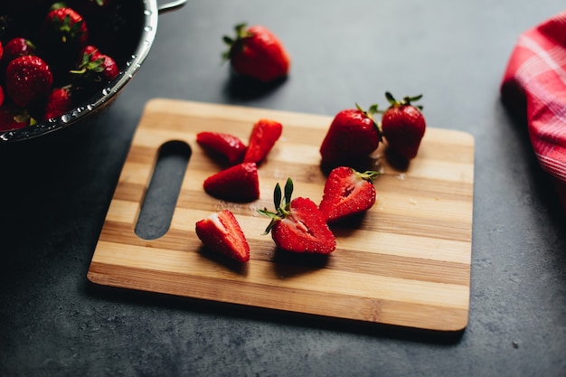 Ingrédients de cuisson aux fraises sur le bureau de la table. Photo de haute qualité