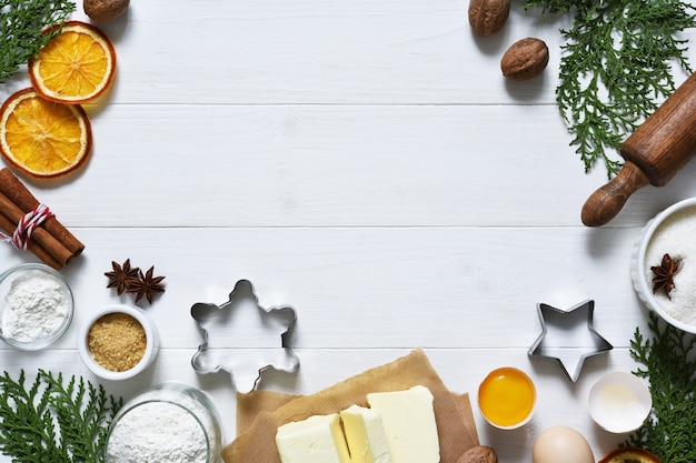 Ingrédients de cuisson frais pour les biscuits de Noël