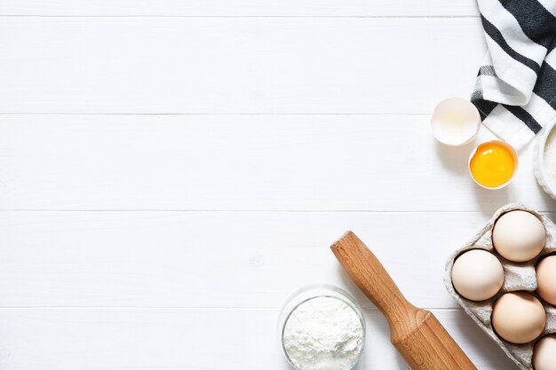 Ingrédients de cuisson frais sur une table en bois