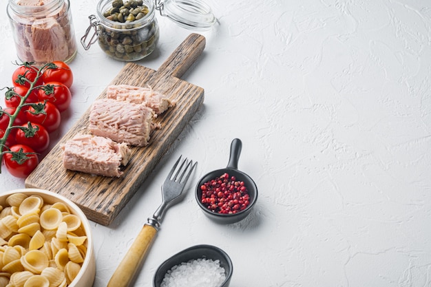 Ingrédients de cuisson des pâtes au thon sur blanc