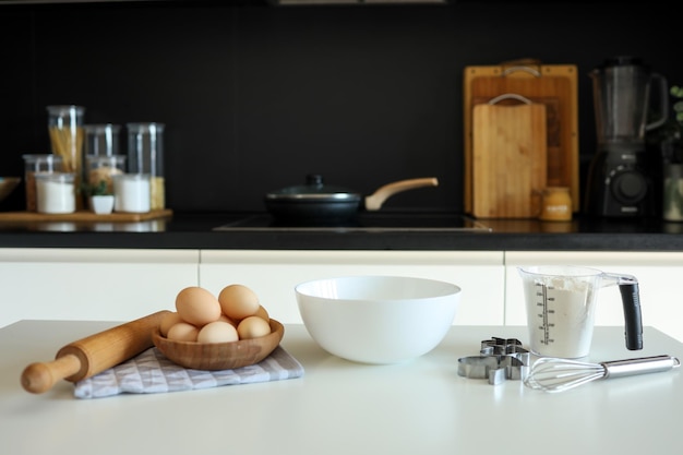 Ingrédients de cuisson placés sur une table en bois prêt pour la cuisson Copyspace pour le texte Concept de cuisine de préparation des aliments sur fond