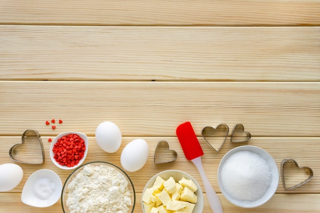 Ingrédients de cuisson pour biscuits, pépites sucrées et ustensiles de cuisine Espace pour le texte.