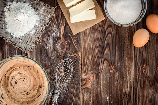 Ingrédients de cuisson sur une table en bois