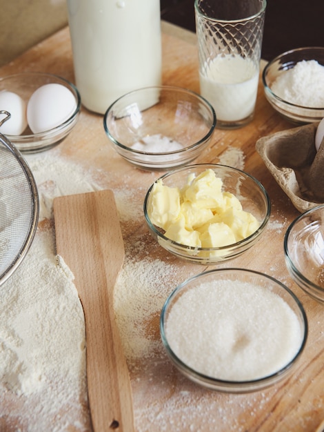 Ingrédients de cuisson sur table de cuisine