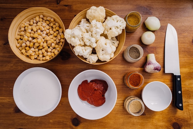 Ingrédients et épices sur la table, cuisson plat végétarien