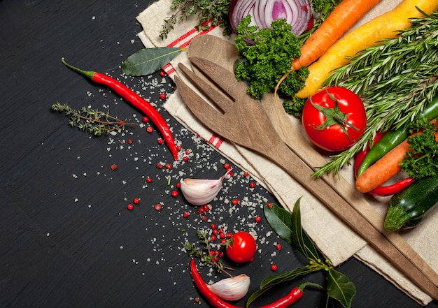 Ingrédients frais pour une cuisine saine sur un ardoise en pierre noire. Régime alimentaire végétarien