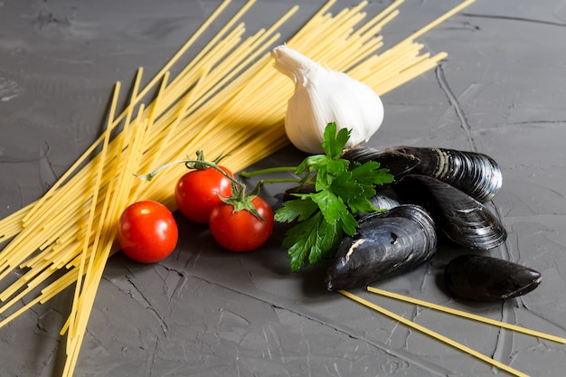 Ingrédients frais pour la cuisson des pâtes aux fruits de mer