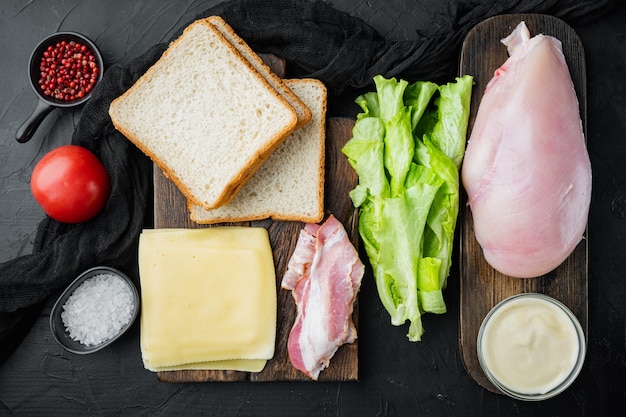 Ingrédients frais pour un délicieux sandwich, sur table noire, vue du dessus