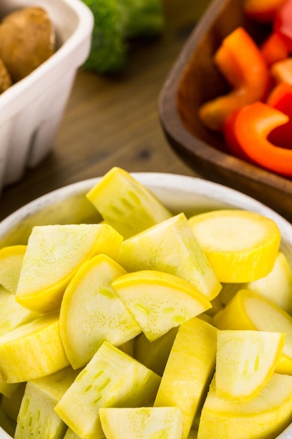 Ingrédients frais pour préparer des légumes mélangés rôtis sur la table.