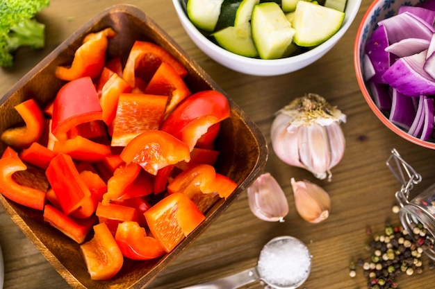 Ingrédients frais pour préparer des légumes mélangés rôtis sur la table.