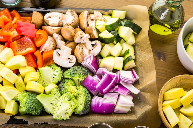 Ingrédients frais pour préparer des légumes mélangés rôtis sur la table.