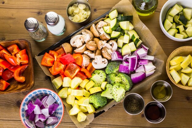 Photo ingrédients frais pour préparer des légumes mélangés rôtis sur la table.