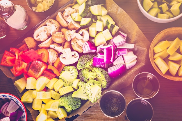 Ingrédients frais pour préparer des légumes mélangés rôtis sur la table.