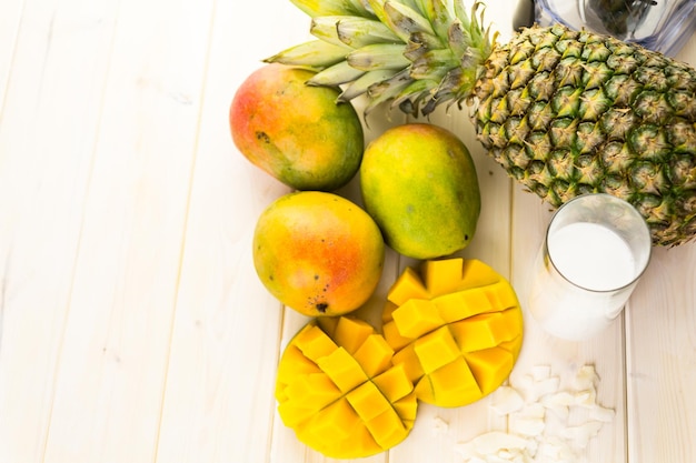 Ingrédients frais sur la table pour faire un smoothie aux fruits tropicaux.