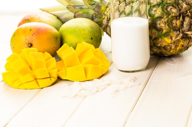 Ingrédients frais sur la table pour faire un smoothie aux fruits tropicaux.