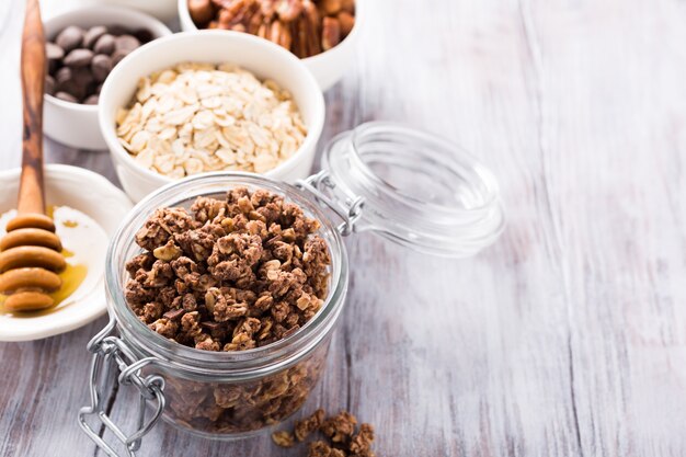 Ingrédients granola au chocolat faits maison