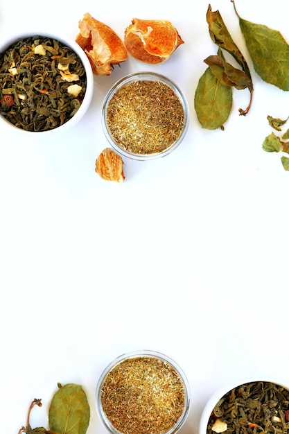 Ingrédients d'herbes médicinales séchées pour boire du thé médicinal sur fond blanc