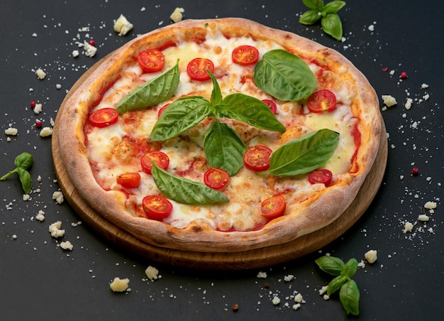 Ingrédients italiens traditionnels de légumes de pizza sur un fond foncé La pizza est faite cuire au four