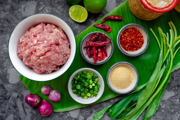 Ingrédients de larb de porc ou de porc haché épicé en vue de dessus