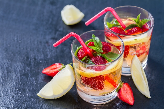 Ingrédients de limonade aux fraises à la menthe, fond de pierre sombre