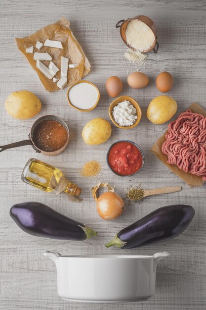 Les ingrédients de la moussaka sur la table blanche