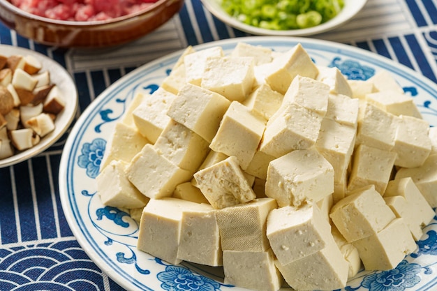 Les ingrédients nécessaires pour le tofu plat classique du Sichuan avec sauce à la viande de champignons