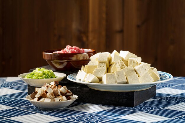 Les ingrédients nécessaires pour le tofu plat classique du Sichuan avec sauce à la viande de champignons