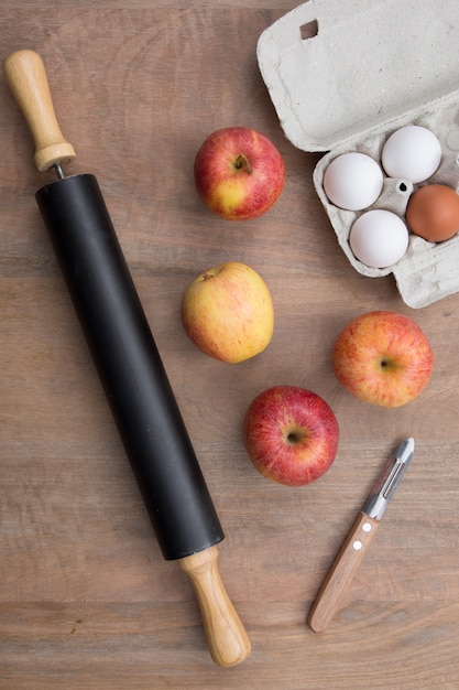 Ingrédients et outils pour faire une tarte aux pommes