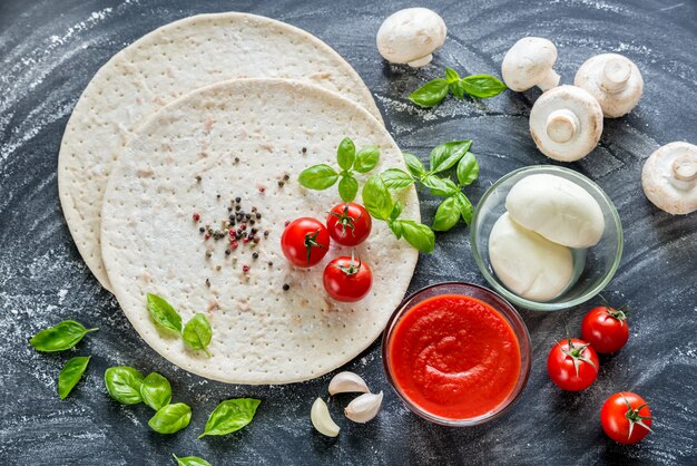 Ingrédients de pizza sur le fond en bois foncé