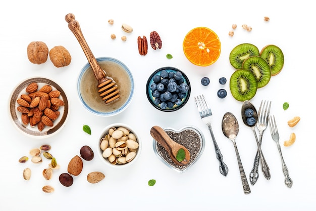 Ingrédients pour les aliments sains sur fond blanc.