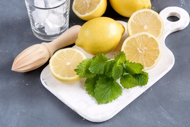 Ingrédients pour boisson d'été rafraîchissante Ingrédients traditionnels pour la limonade à la menthe citronnée et ic