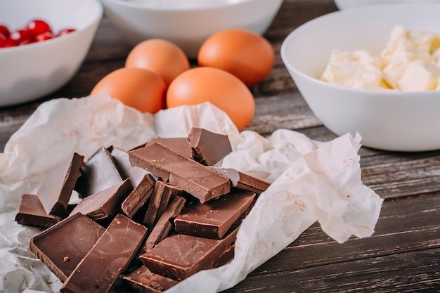 Ingrédients pour brauni au chocolat aux cerises sur fond en bois