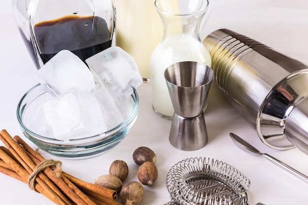 Photo ingrédients pour le cocktail de lait de poule pour la fête de vacances.